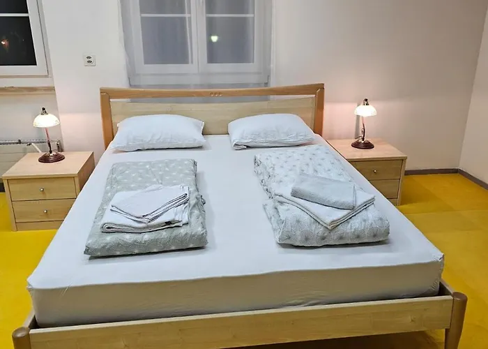 Privat Grosse -mars- Mit Gemeinsamer Kueche Und Bad In Altstadt 3* تشر